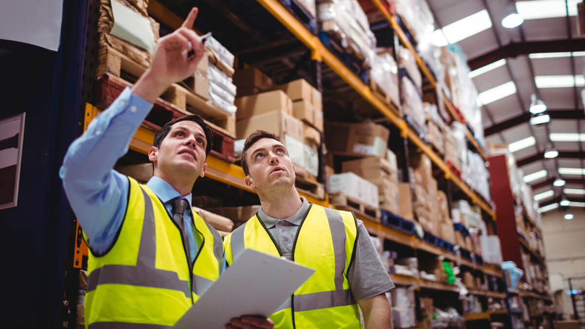 Nuestros profesionales en un inventario